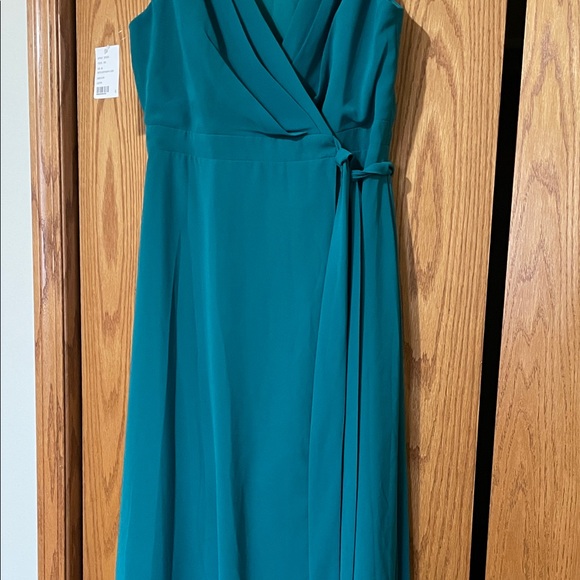 Elegant Sleeveless Wrap Dress - Picture 6 of 12